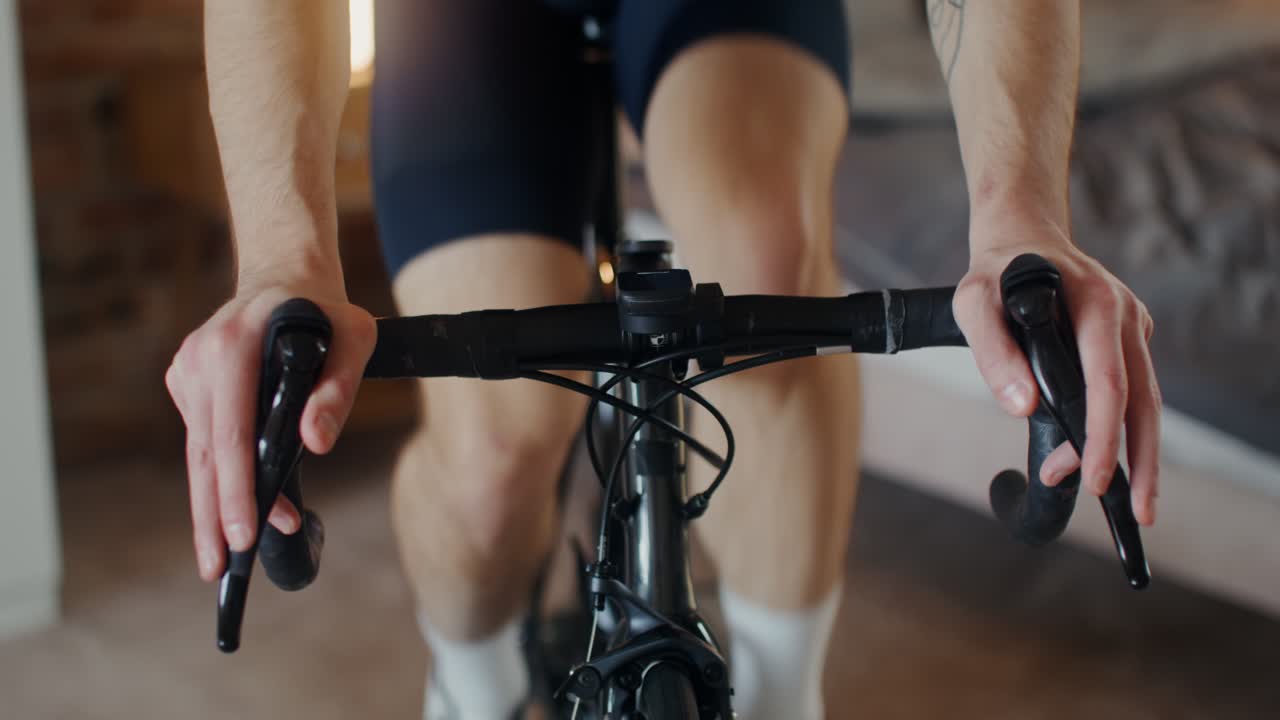hombre en bicicleta en un interior en una bicicleta estacionaria