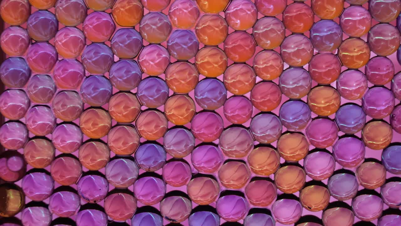 다채로운 빛 패턴을 반사하는 미니 색의 크리살 글로브; 루프