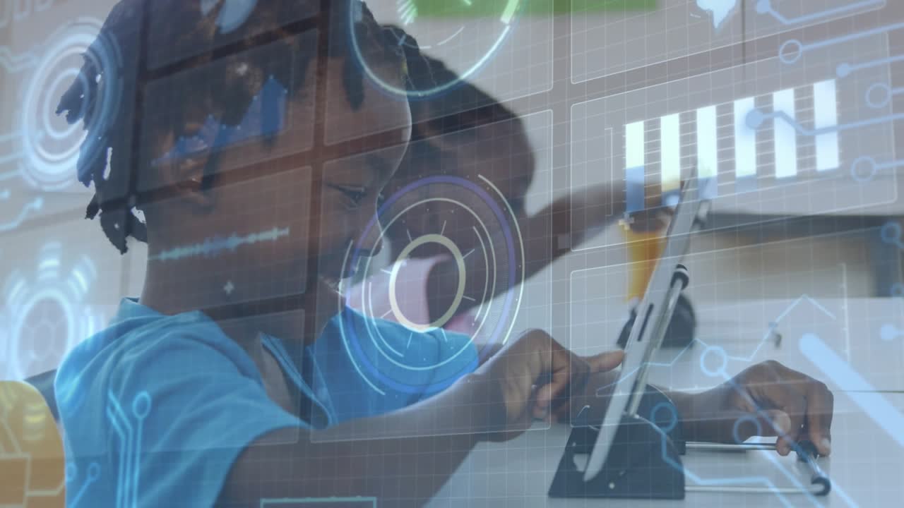 Mädchen tippt auf Tablet, startet HUD-Elemente, während Bruder wischt, beide lächeln beim Lernen.
