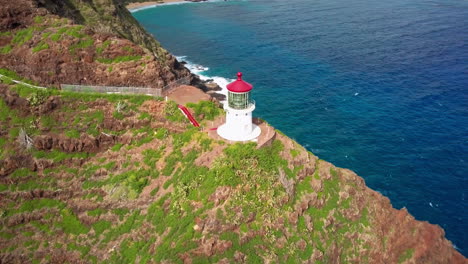 Impresionante-Toma-Aérea-Girando-Alrededor-Del-Faro-De-Makapu-En-La-Costa-De-Oahu,-Hawaii