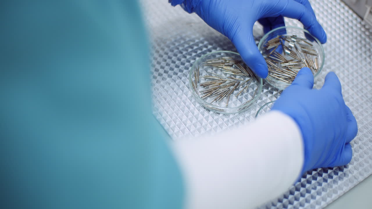 의사는 의료 클리닉에서 의료 기기를 분류 3