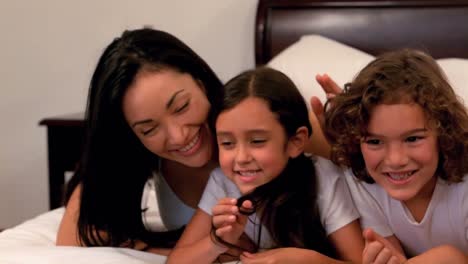 Familia-Descansando-Juntos-En-La-Cama