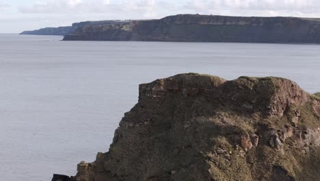 vuelo aéreo sobre la costa de north yorkshire en la bahía de cayton