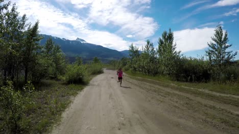 mujer en forma corriendo por la carretera 4k