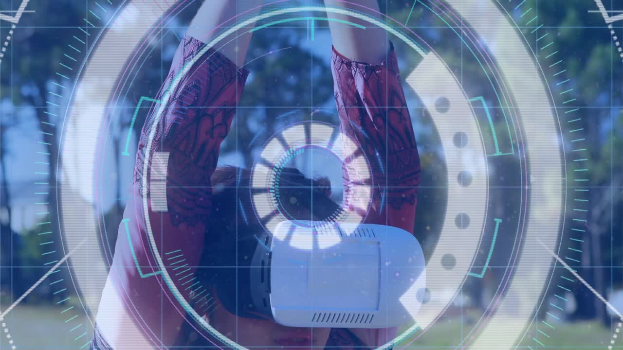 rastros de luz sobre el escáner de alcance de neón contra la mujer caucásica que usa auriculares vr practicando yoga