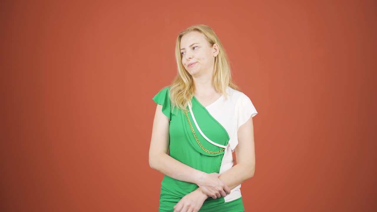 지루함 때문에 안타까워하고 숨을 쉬는 여자.