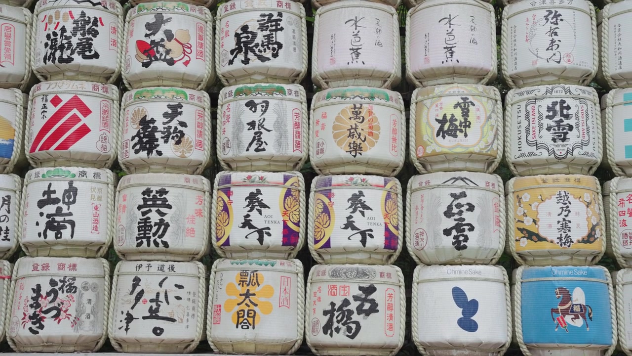 Video mulus tong sake yang dihias indah di Kuil Meiji Jingu pada siang hari dekat Taman Yoyogi di Tokyo.
