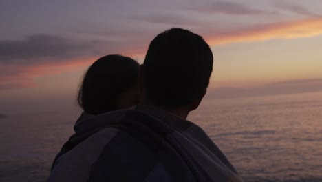 una joven pareja disfrutando de la vista del atardecer
