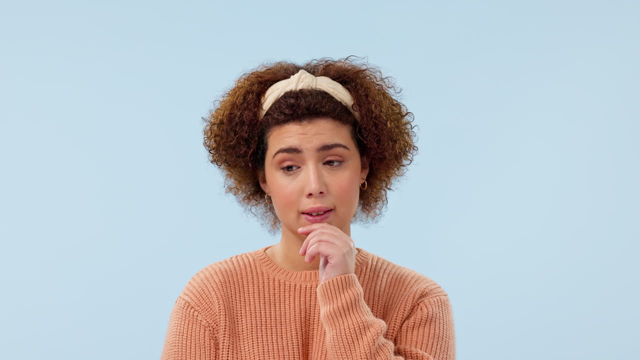 mujer joven, ansiosa y nerviosa con crisis