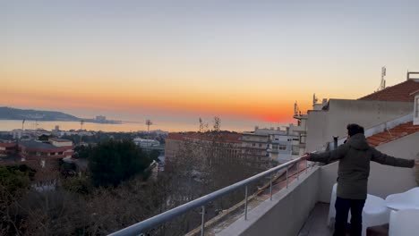 siluetas de hombre feliz en una puesta de sol increíble una noche clara de invierno