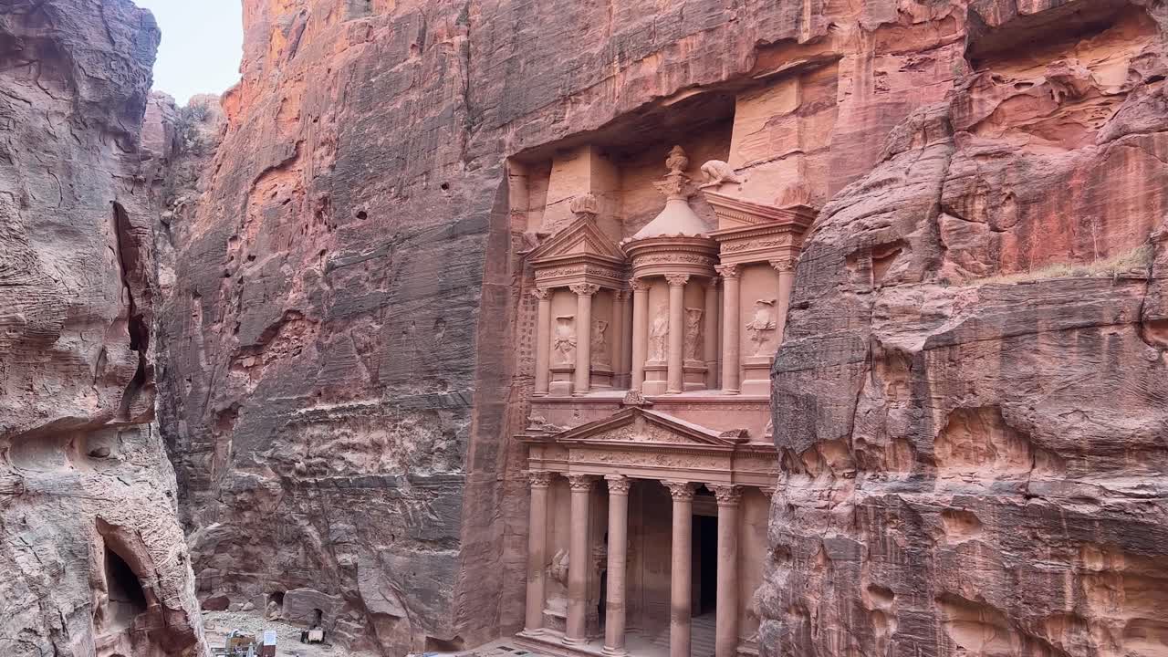 Vista di Petra Giordania, Al Khazneh - il Tesoro, antica città di Petra, tempio nabateo scavato nella roccia di epoca ellenistica dell'antica Petra, originariamente conosciuta dai Nabatei come Raqmu - città storica