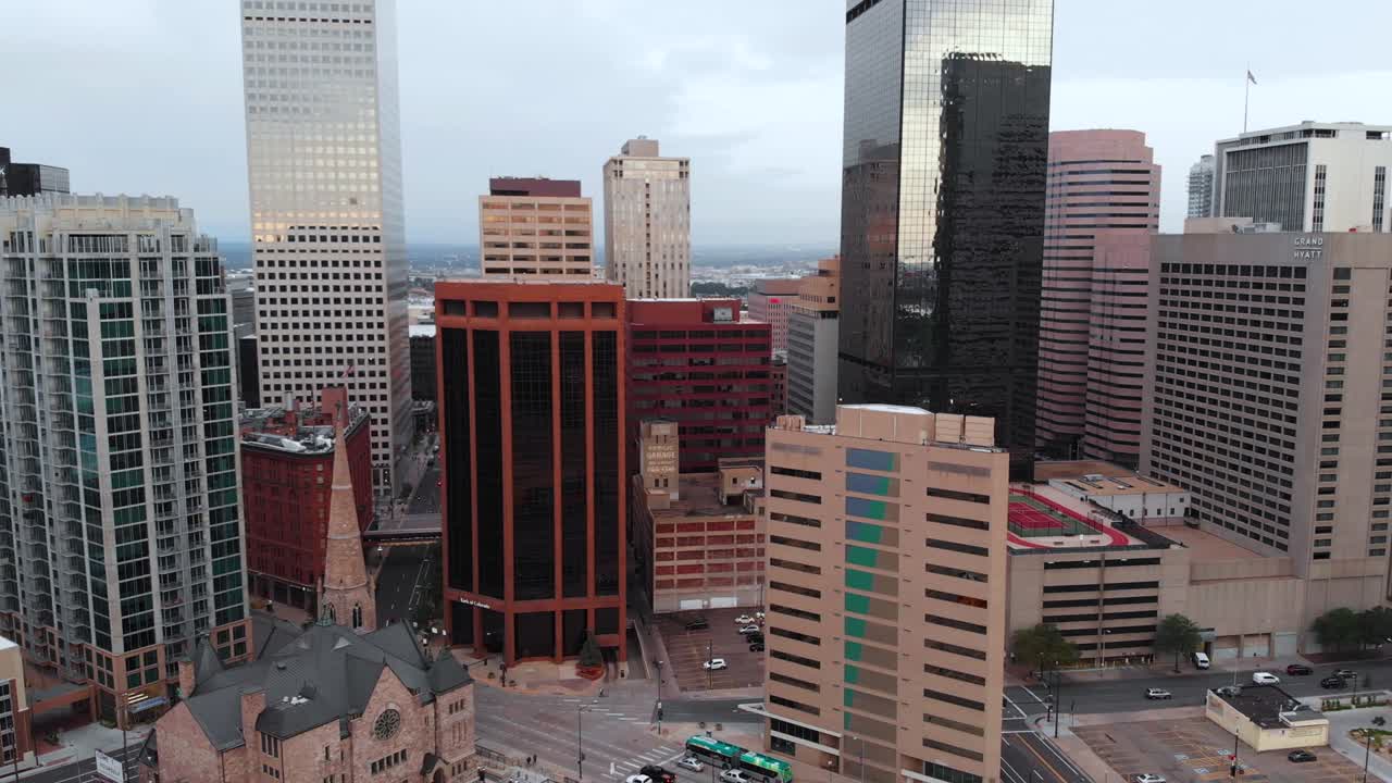 fotografía aérea estacionaria dentro del centro de denver justo después del amanecer