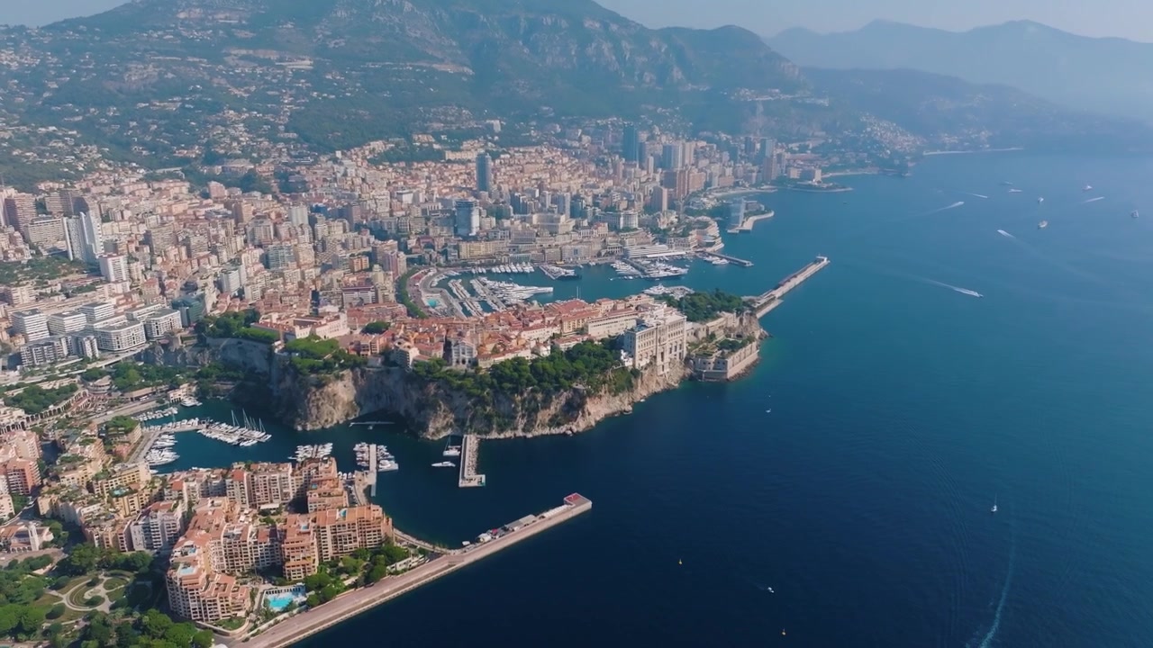 Questo filmato mostra la costa di Monaco, una città vivace sul Mar Mediterraneo. Viste spettacolari evidenziano il paesaggio urbano e il porto panoramico di giorno
