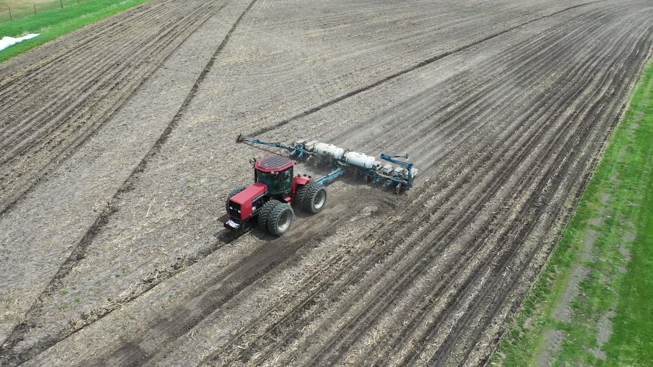 tractor agrícola que siembra cultivos en el campo