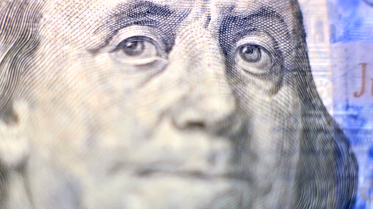 Primo piano del ritratto di Benjamin Franklin sulla banconota da 100 dollari