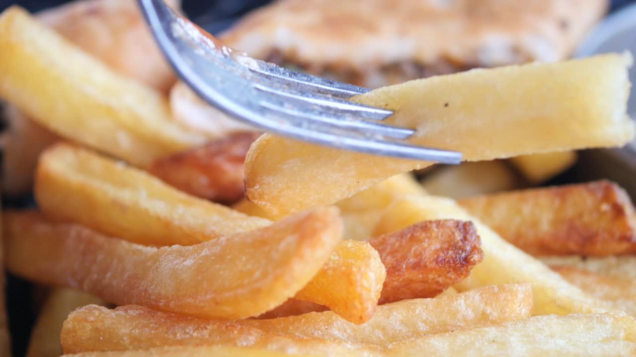 美味しいフライドポテトとサンドイッチ