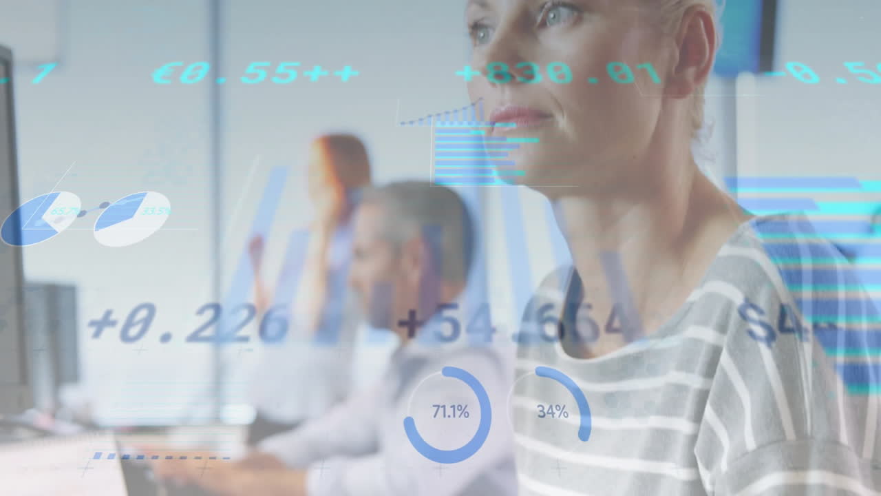 animación del procesamiento de datos sobre diversos colegas en la reunión en la oficina