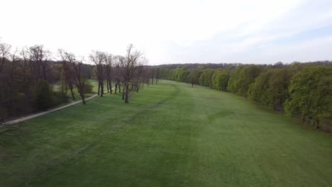 Vista-Aérea-De-Un-Parque-Vacío-En-Colonia-Con-Muchos-árboles-Y-Bosques-En-El-Borde