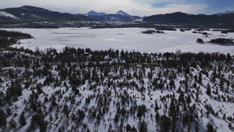 Centro-De-La-Ciudad-Frisco-Colorado-Antena-Cinematográfico-Drone-Lago-Dillon-Puerto-Deportivo-Keystone-Cumbre-Ensenada-Nublado-Nevado-Invierno-Mañana-Vista-Breckenridge-Silverthorne-Alcance-De-Diez-Millas-Calma-Descongelado-Hielo-Adelante-Revelar