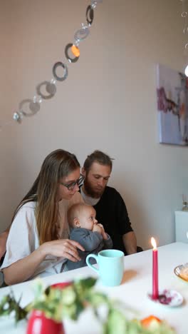 familia celebrando el cumpleaños del bebé