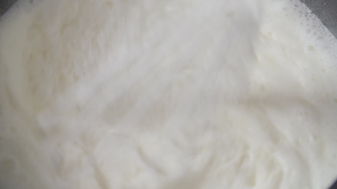 비에서 전통적인 옥수수 밀가루를 휘두르는 것