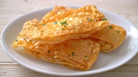 Roti crujiente con azúcar en un plato