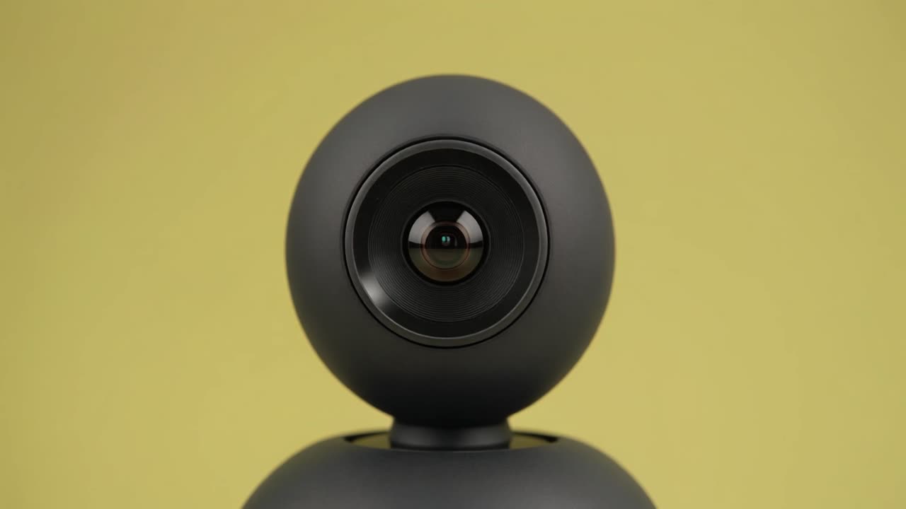 Primo piano dell'obiettivo della webcam con copriobiettivo scorrevole per la privacy