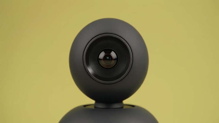 Primo piano dell'obiettivo della webcam con copriobiettivo scorrevole per la privacy
