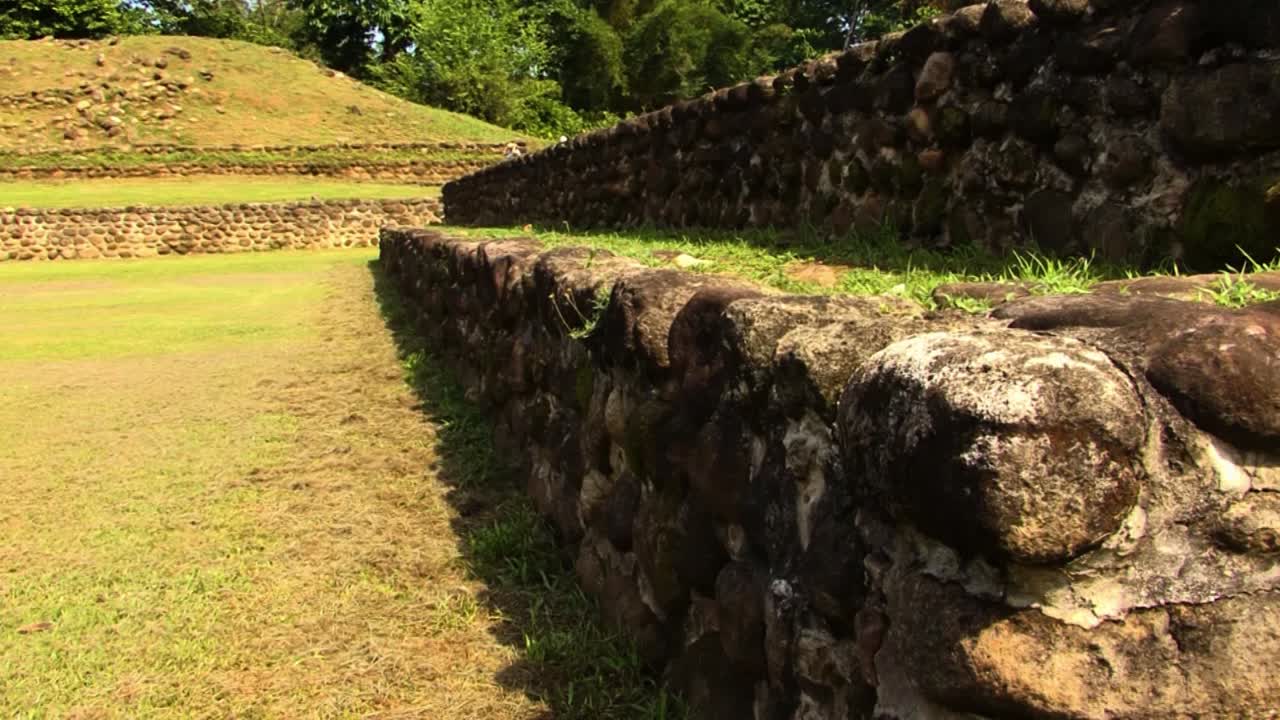 멕시코의 이자파 고고학 유적지에 있는 피라미드 중 하나의 계단 세부 사항
