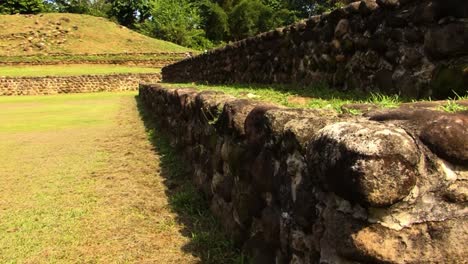 detalle de los escalones de una de las pirámides del sitio arqueológico de izapa de méxico