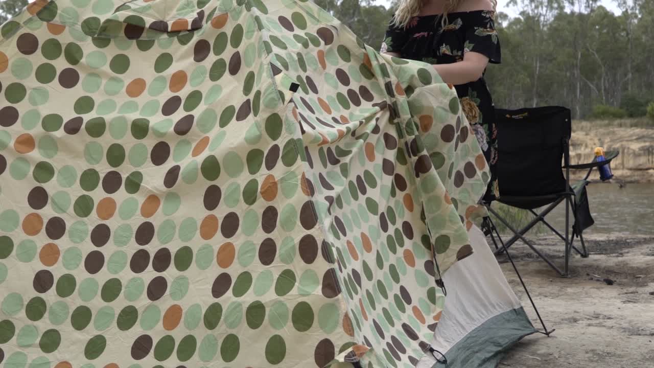 텐트 커버 캠핑을 벗고 야외 자연 금발의 여자