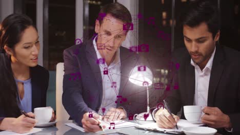 animación de la red de conexiones con iconos sobre diversos empresarios en la oficina