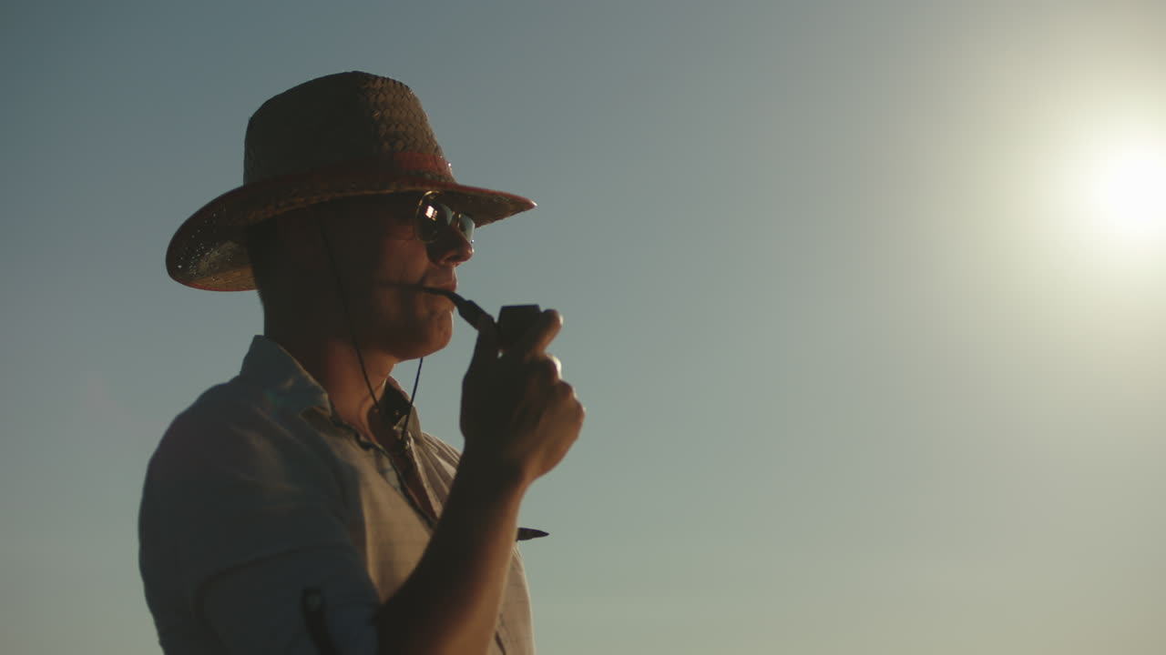 야외에서 파이프를 피우는 남자