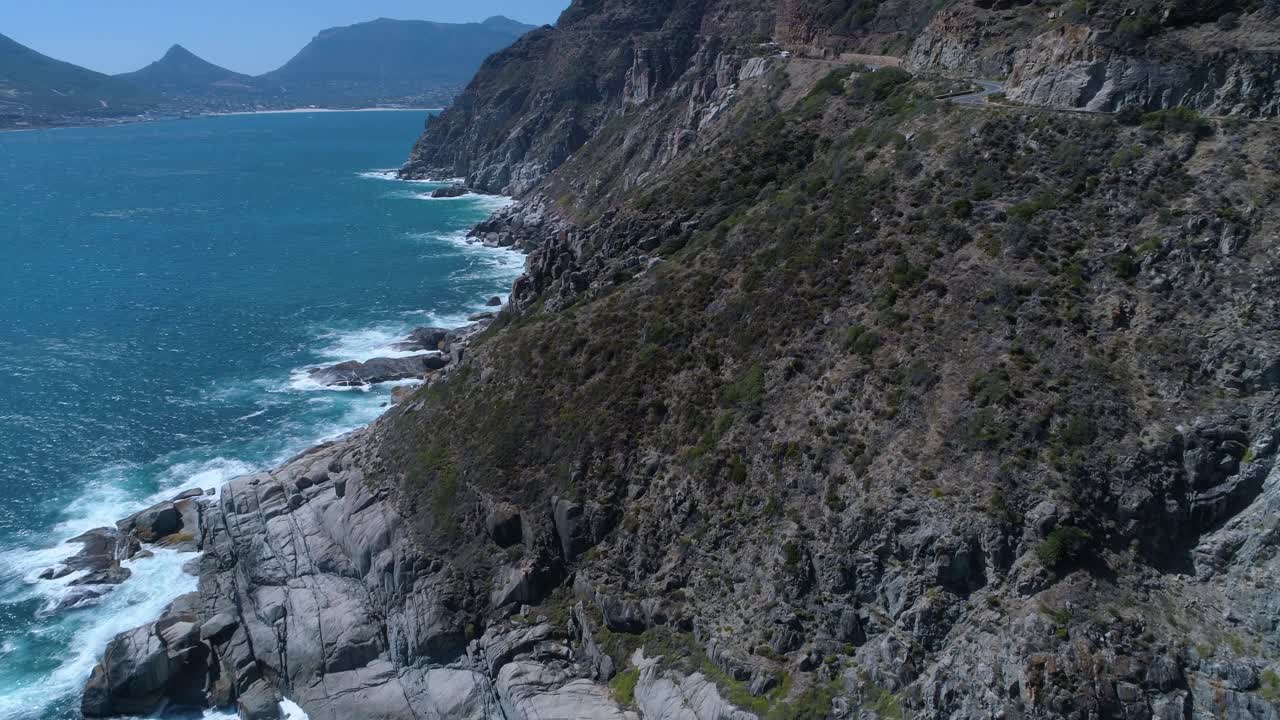 drone volando sobre la costa dramáticamente escarpada de la península del cabo - chapman's peak drive, sudáfrica