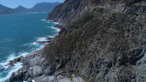 drone volando sobre la costa dramáticamente escarpada de la península del cabo - chapman&#39;s peak drive, sudáfrica