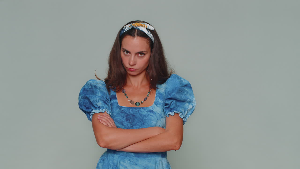 불만족한 여성은 실패의 이유를 묻습니다. 불신, 짜증, 지루함, 실망, 나쁜 소식.