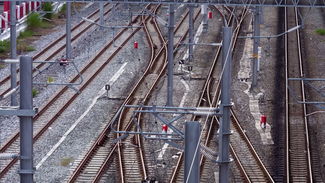 단일 열차 상자차량이  ⁇ 의 중간에 천천히 직선으로 앞으로 이동하고 프레임에서 사라집니다.