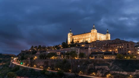 Stadt-Mit-Alten-Gebäuden-Auf-Einem-Hügel-Am-Abend