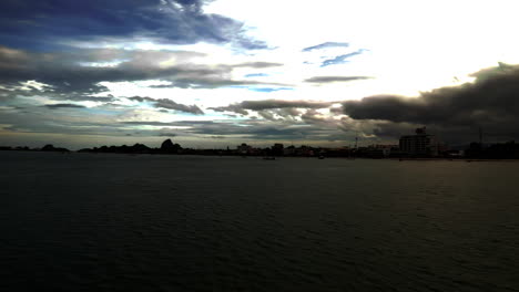 Blick-Auf-Die-Bucht-Und-Die-Wolken-Vom-Strand-In-Thailand