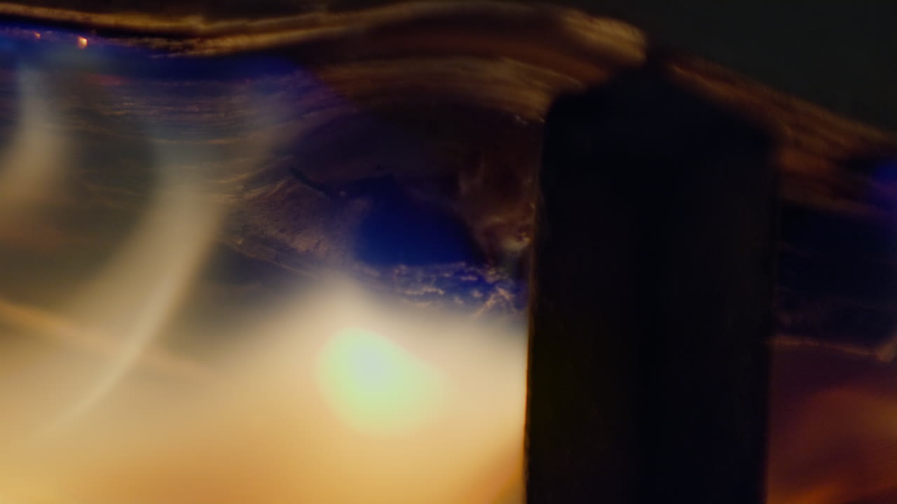 toma en tiempo real de llamas y brasas en una chimenea