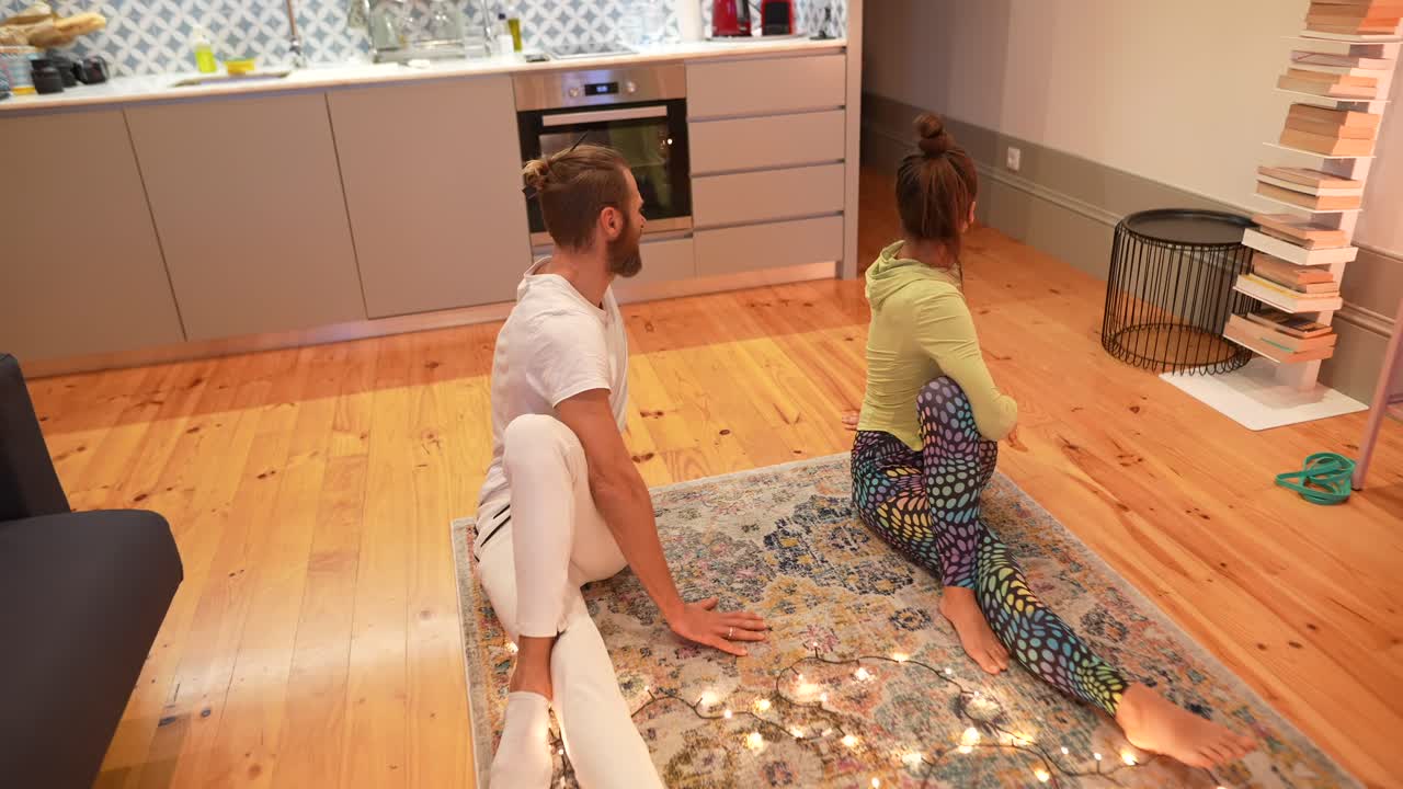pareja haciendo yoga en casa