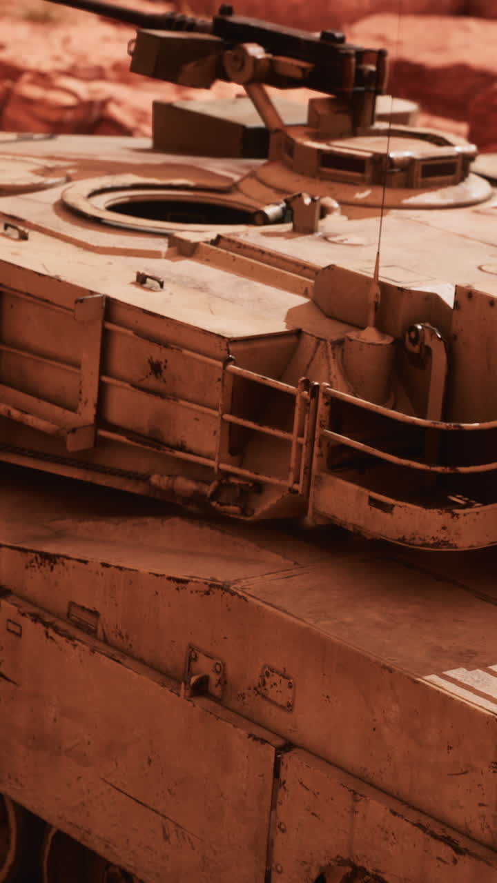 primer plano de un tanque en el desierto