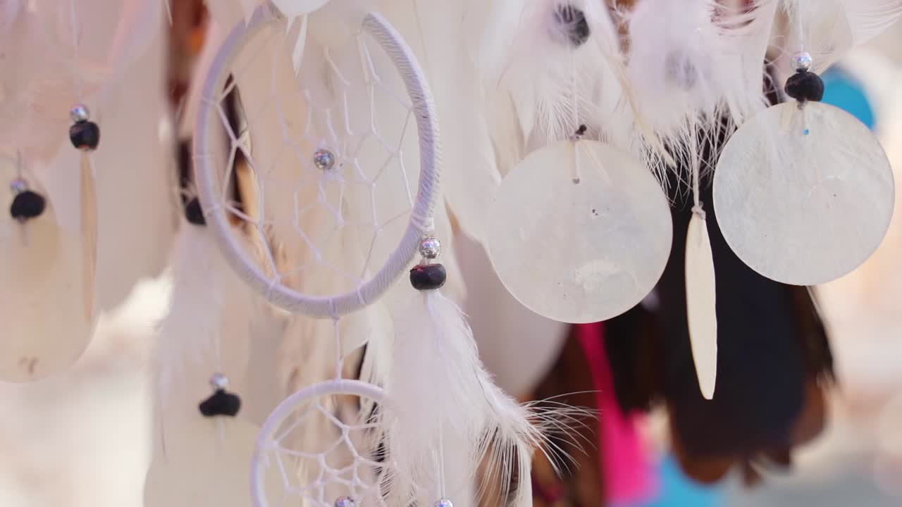 cazadores de sueños con conchas y plumas