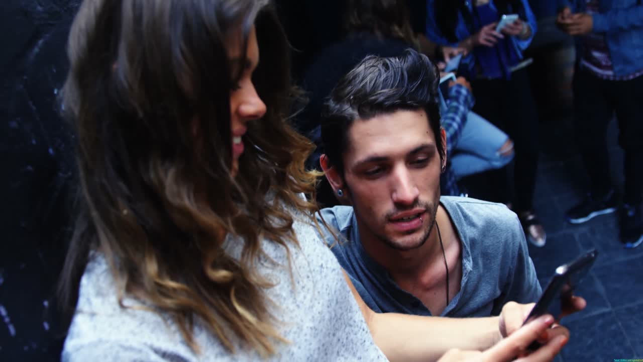 pareja joven discutiendo por un teléfono móvil, 4k 4k