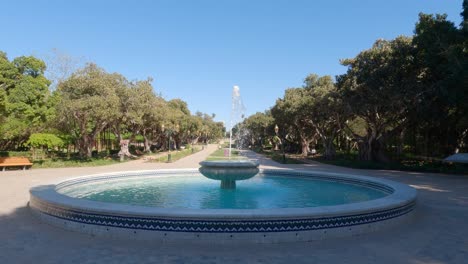 Amplia-Vista-De-La-Fuente-Y-Los-Pasillos-En-Los-Jardines-Botánicos-De-Rabat.