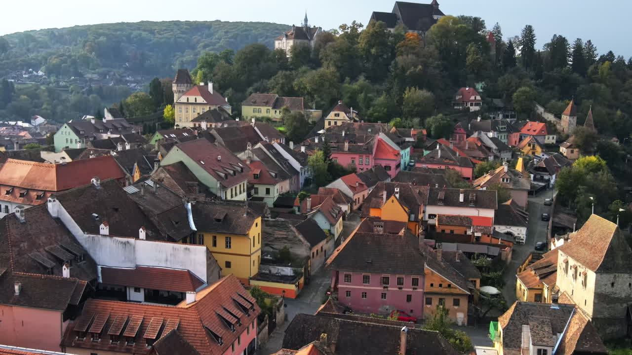 Vista aerea del centro storico di Sighișoara, Romania, ripresa da un drone. Vecchi edifici, strade strette, edifici residenziali