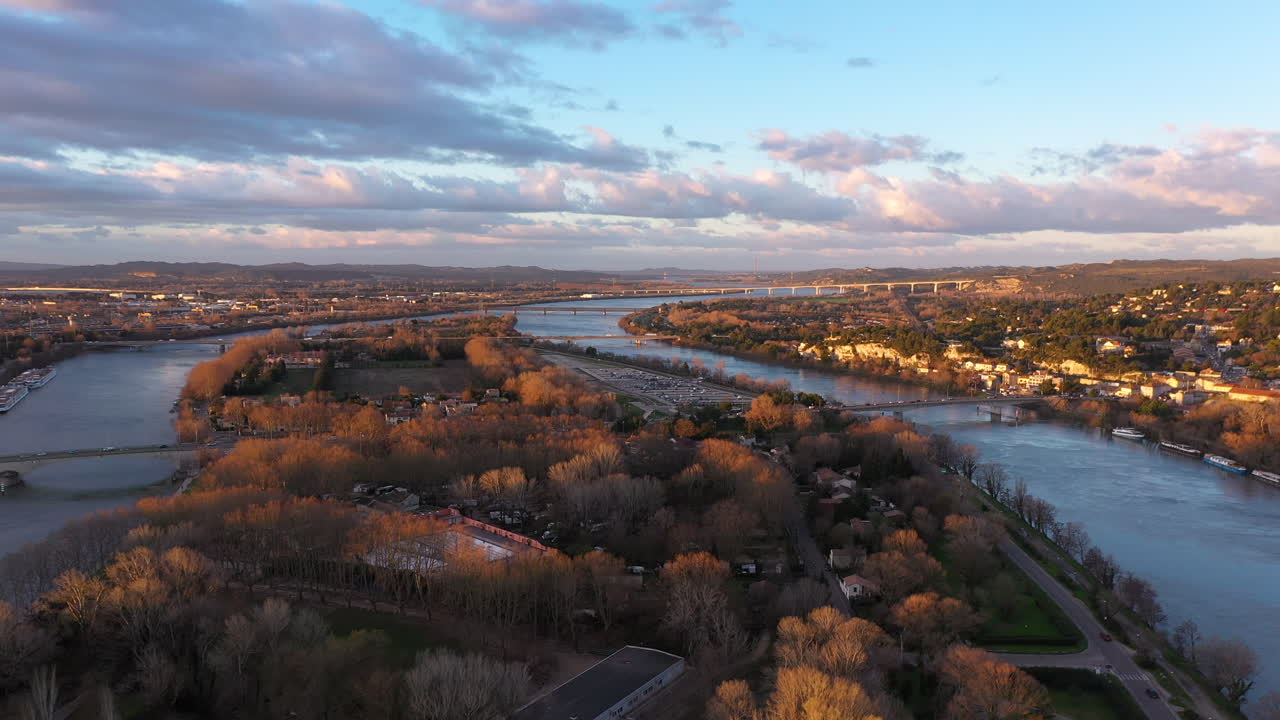 otoño isla fluvial avinyón barthelasse amanecer foto aérea francia río ródano