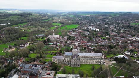 Enthüllen-Sie-Eine-Aufnahme-Der-Kathedrale-Von-Winchester-Und-Ihrer-Umgebung-Aus-Der-Luft,-Die-Das-Stadtzentrum-Zeigt