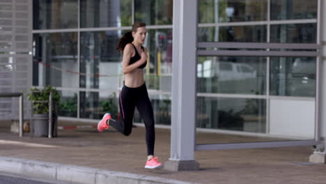 mujer de fitness de carrera atlética en la ciudad urbana