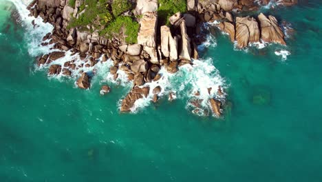 Toma-De-Drones-A-Vista-De-Pájaro-De-La-Playa-De-North-East-Point,-Enormes-Rocas,-Olas-Aplastando-Y-Agua-Turquesa,-Mahe-Seychelles-60-Fps